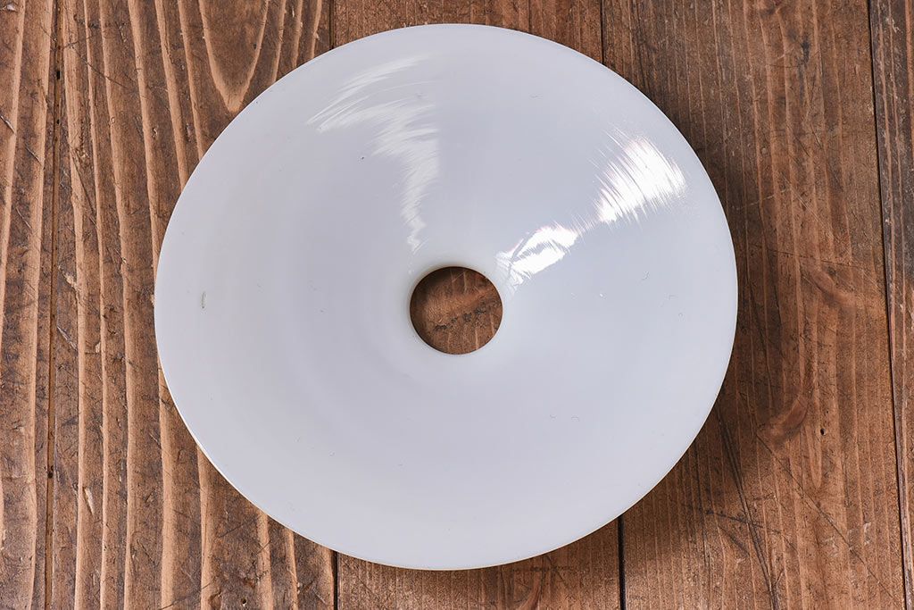 和製アンティーク　白いガラスの平笠シェードがレトロな雰囲気を醸すペンダントライト(天井照明、吊り下げ照明)(1)　2ヶセット