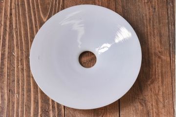 和製アンティーク　白いガラスの平笠シェードがレトロな雰囲気を醸すペンダントライト(天井照明、吊り下げ照明)(1)　2ヶセット