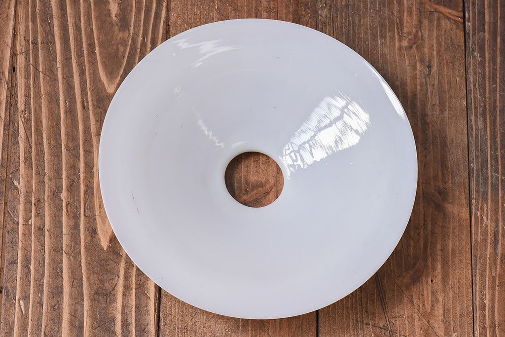 和製アンティーク　白いガラスの平笠シェードがレトロな雰囲気を醸すペンダントライト(天井照明、吊り下げ照明)(1)　2ヶセット