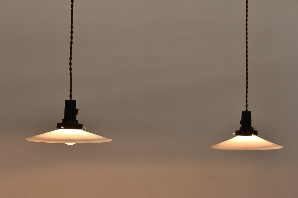 和製アンティーク　白いガラスの平笠シェードがレトロな雰囲気を醸すペンダントライト(天井照明、吊り下げ照明)(2) 2ヶセット