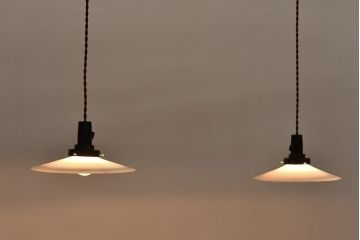 和製アンティーク　白いガラスの平笠シェードがレトロな雰囲気を醸すペンダントライト(天井照明、吊り下げ照明)(2) 2ヶセット