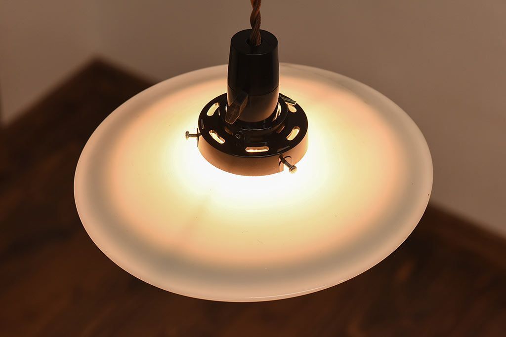 和製アンティーク　白いガラスの平笠シェードがレトロな雰囲気を醸すペンダントライト(天井照明、吊り下げ照明)(2) 2ヶセット