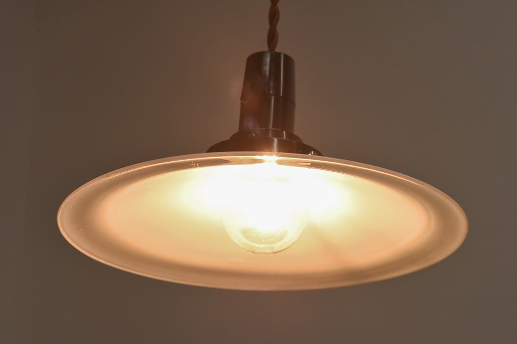 和製アンティーク　白いガラスの平笠シェードがレトロな雰囲気を醸すペンダントライト(天井照明、吊り下げ照明)(2) 2ヶセット