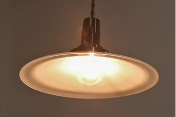 和製アンティーク　白いガラスの平笠シェードがレトロな雰囲気を醸すペンダントライト(天井照明、吊り下げ照明)(2) 2ヶセット