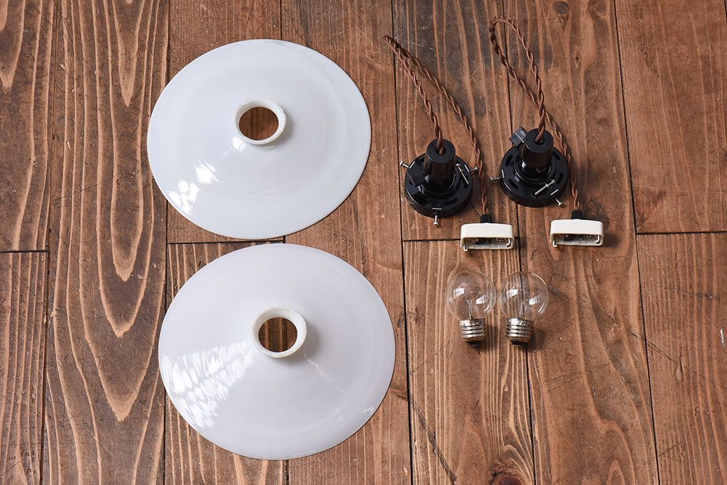 和製アンティーク　白いガラスの平笠シェードがレトロな雰囲気を醸すペンダントライト(天井照明、吊り下げ照明)(2) 2ヶセット