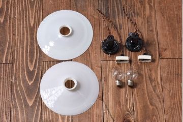 和製アンティーク　白いガラスの平笠シェードがレトロな雰囲気を醸すペンダントライト(天井照明、吊り下げ照明)(2) 2ヶセット