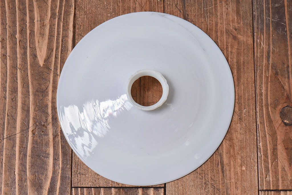 和製アンティーク　白いガラスの平笠シェードがレトロな雰囲気を醸すペンダントライト(天井照明、吊り下げ照明)(2) 2ヶセット