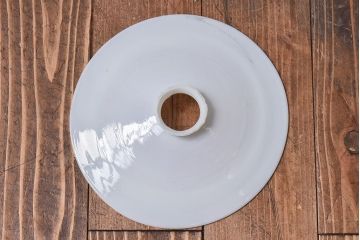 和製アンティーク　白いガラスの平笠シェードがレトロな雰囲気を醸すペンダントライト(天井照明、吊り下げ照明)(2) 2ヶセット