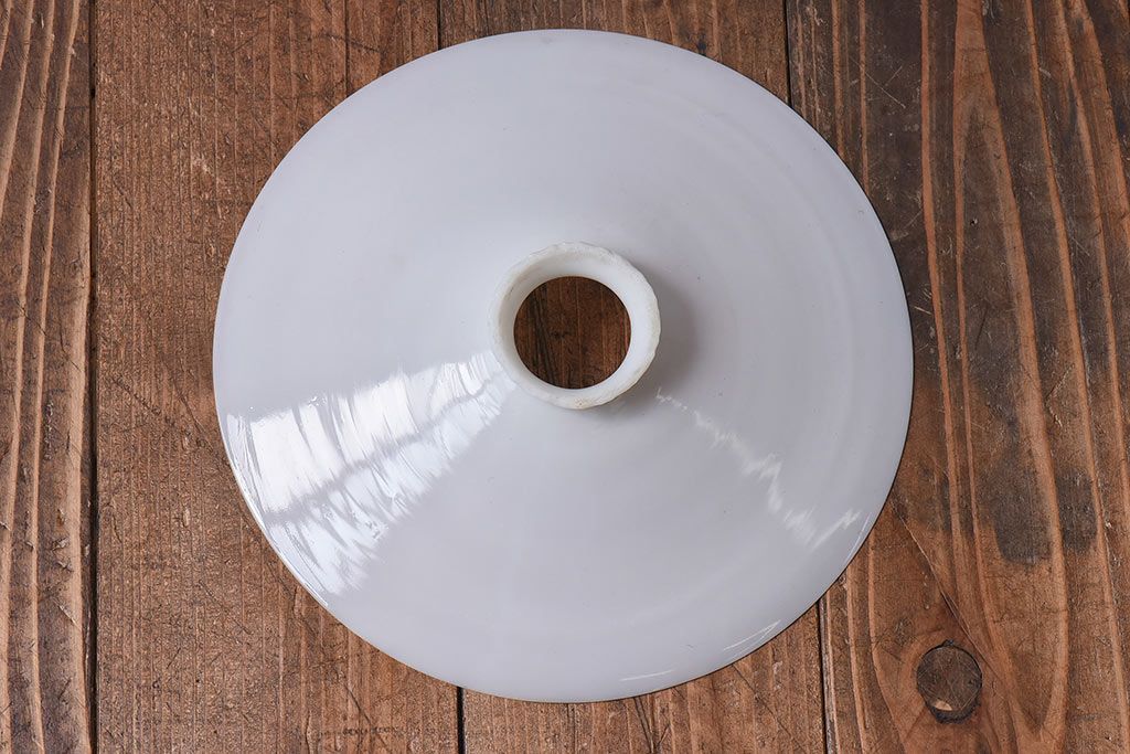 和製アンティーク　白いガラスの平笠シェードがレトロな雰囲気を醸すペンダントライト(天井照明、吊り下げ照明)(2) 2ヶセット