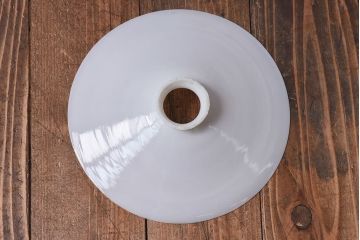 和製アンティーク　白いガラスの平笠シェードがレトロな雰囲気を醸すペンダントライト(天井照明、吊り下げ照明)(2) 2ヶセット