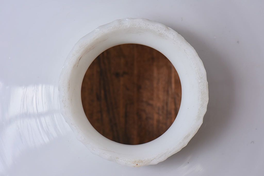 和製アンティーク　白いガラスの平笠シェードがレトロな雰囲気を醸すペンダントライト(天井照明、吊り下げ照明)(2) 2ヶセット