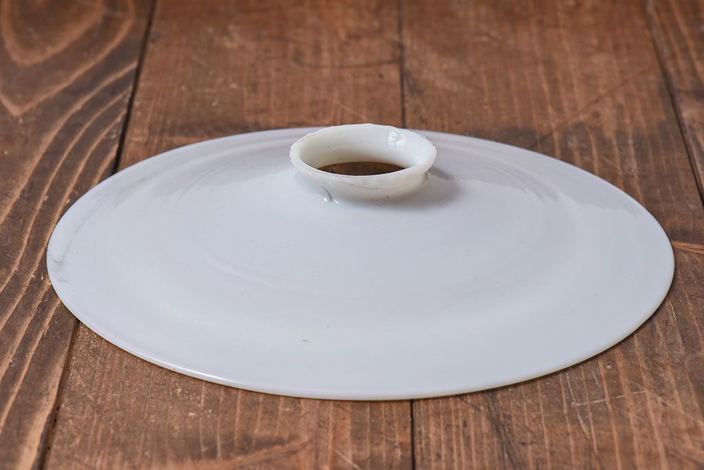 和製アンティーク　白いガラスの平笠シェードがレトロな雰囲気を醸すペンダントライト(天井照明、吊り下げ照明)(2) 2ヶセット