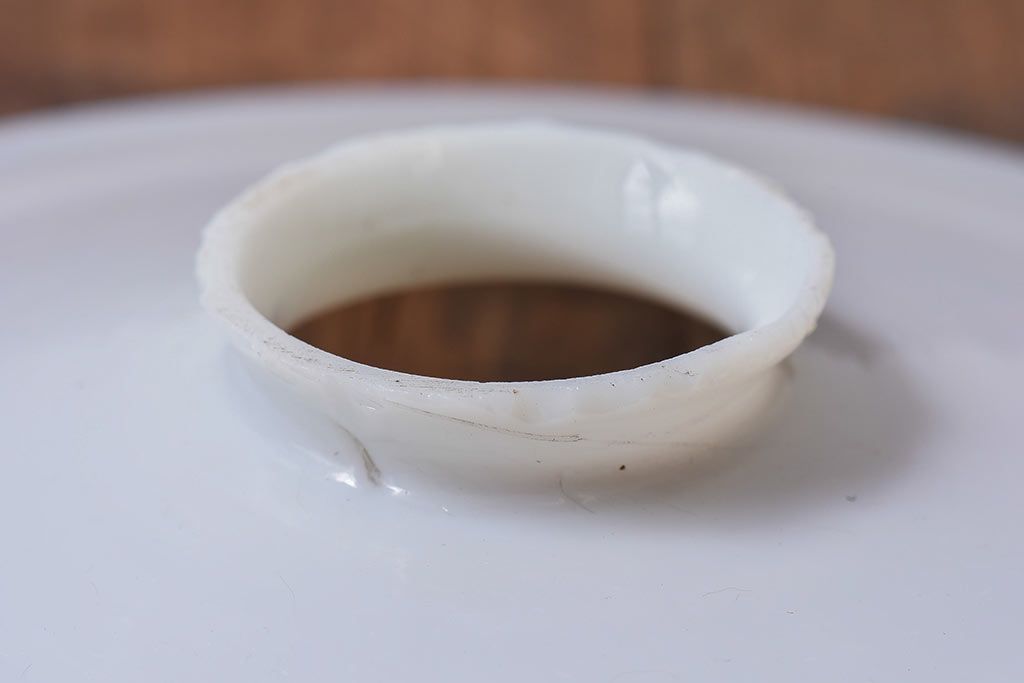 和製アンティーク　白いガラスの平笠シェードがレトロな雰囲気を醸すペンダントライト(天井照明、吊り下げ照明)(2) 2ヶセット