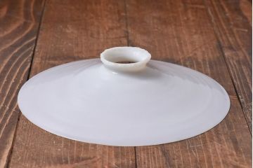 和製アンティーク　白いガラスの平笠シェードがレトロな雰囲気を醸すペンダントライト(天井照明、吊り下げ照明)(2) 2ヶセット