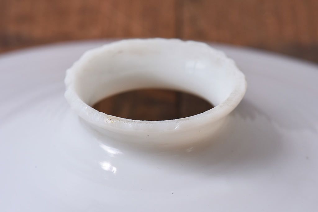 和製アンティーク　白いガラスの平笠シェードがレトロな雰囲気を醸すペンダントライト(天井照明、吊り下げ照明)(2) 2ヶセット