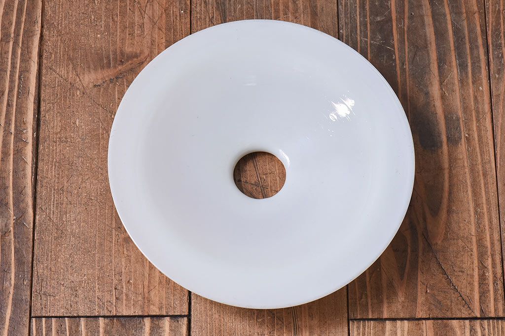 和製アンティーク　白いガラスの平笠シェードがレトロな雰囲気を醸すペンダントライト(天井照明、吊り下げ照明)(2) 2ヶセット