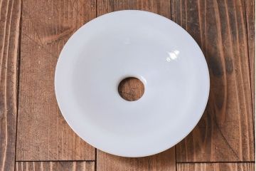 和製アンティーク　白いガラスの平笠シェードがレトロな雰囲気を醸すペンダントライト(天井照明、吊り下げ照明)(2) 2ヶセット