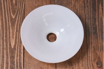 和製アンティーク　白いガラスの平笠シェードがレトロな雰囲気を醸すペンダントライト(天井照明、吊り下げ照明)(2) 2ヶセット