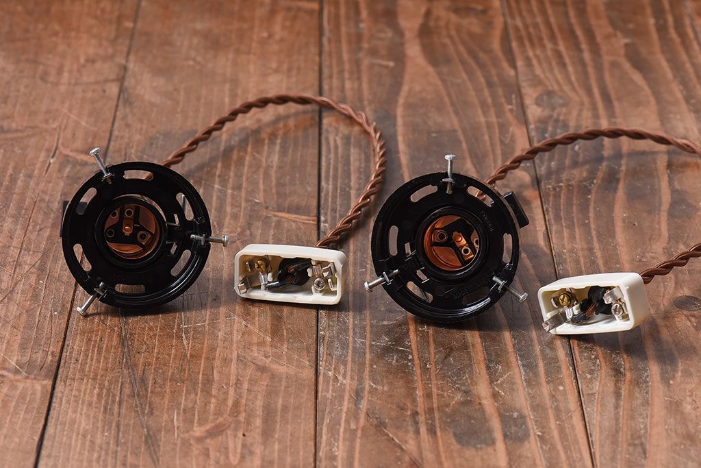 和製アンティーク　白いガラスの平笠シェードがレトロな雰囲気を醸すペンダントライト(天井照明、吊り下げ照明)(2) 2ヶセット