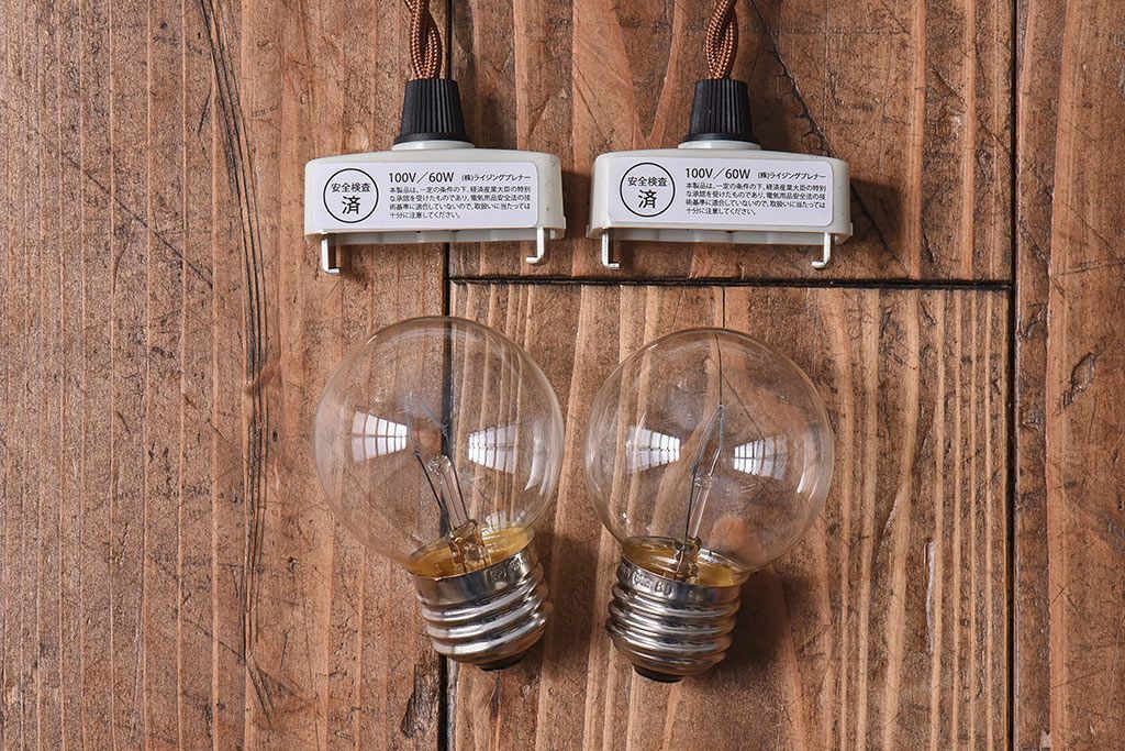 和製アンティーク　白いガラスの平笠シェードがレトロな雰囲気を醸すペンダントライト(天井照明、吊り下げ照明)(2) 2ヶセット