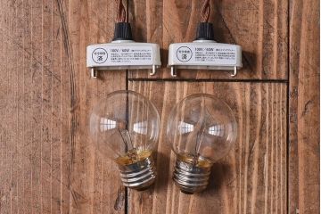 和製アンティーク　白いガラスの平笠シェードがレトロな雰囲気を醸すペンダントライト(天井照明、吊り下げ照明)(2) 2ヶセット