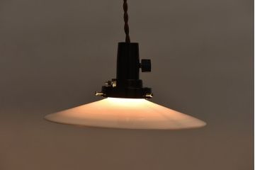 和製アンティーク　柔らかな雰囲気の白い平笠シェードが魅力のペンダントライト(天井照明、吊り下げ照明)(1)