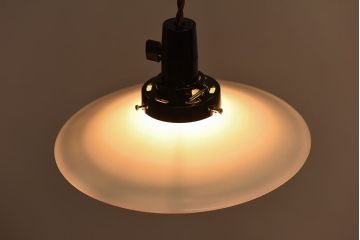 和製アンティーク　柔らかな雰囲気の白い平笠シェードが魅力のペンダントライト(天井照明、吊り下げ照明)(2)