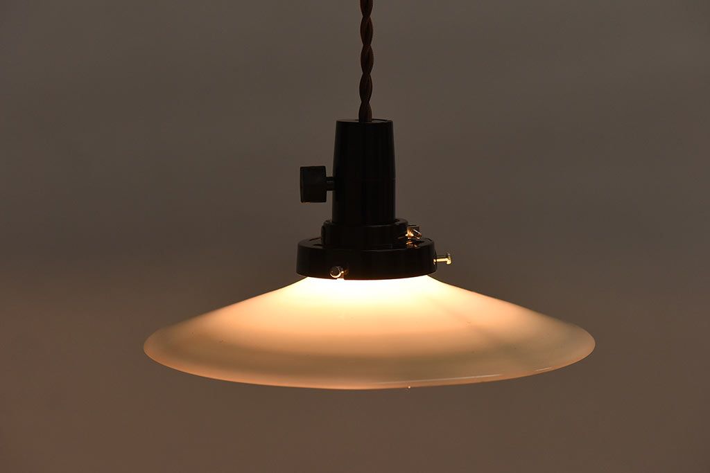 和製アンティーク　柔らかな雰囲気の白い平笠シェードが魅力のペンダントライト(天井照明、吊り下げ照明)(2)