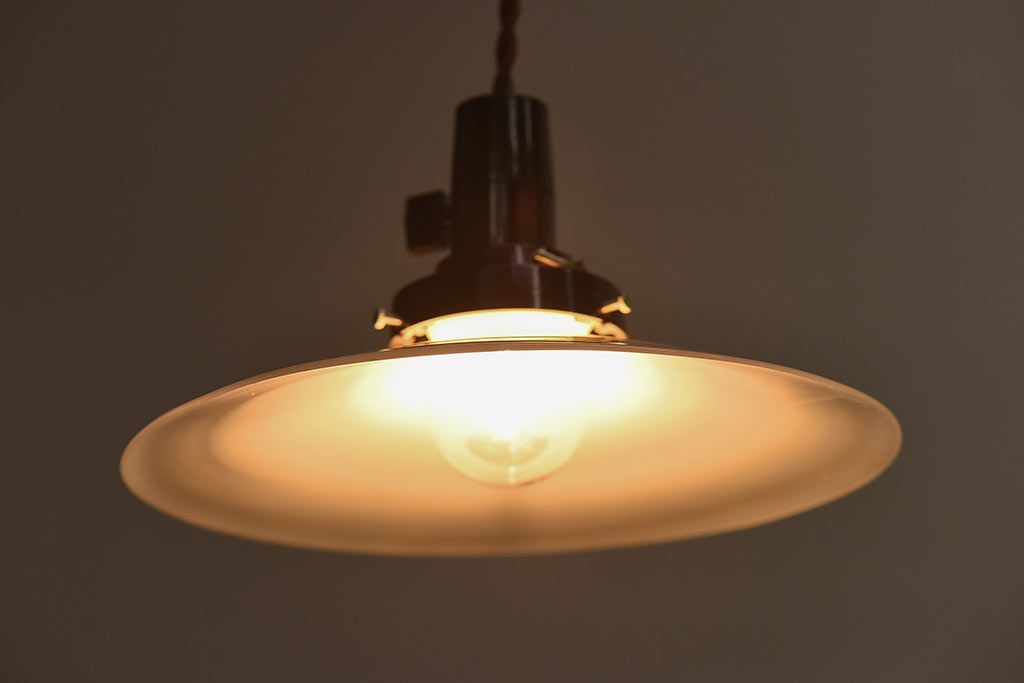 和製アンティーク　柔らかな雰囲気の白い平笠シェードが魅力のペンダントライト(天井照明、吊り下げ照明)(2)