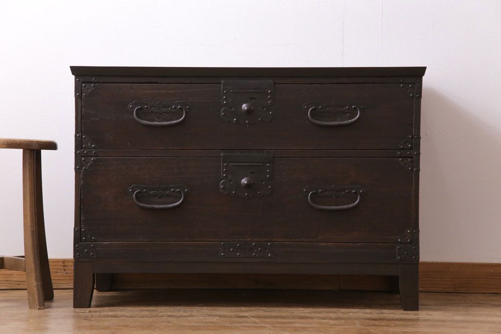 アンティーク家具　和製アンティーク　脚付　味わいのある風合いのタンスローチェスト(リビングボード、テレビボード)