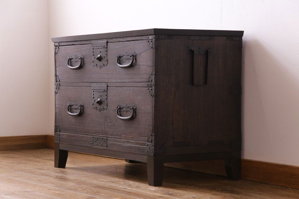 アンティーク家具　和製アンティーク　脚付　味わいのある風合いのタンスローチェスト(リビングボード、テレビボード)