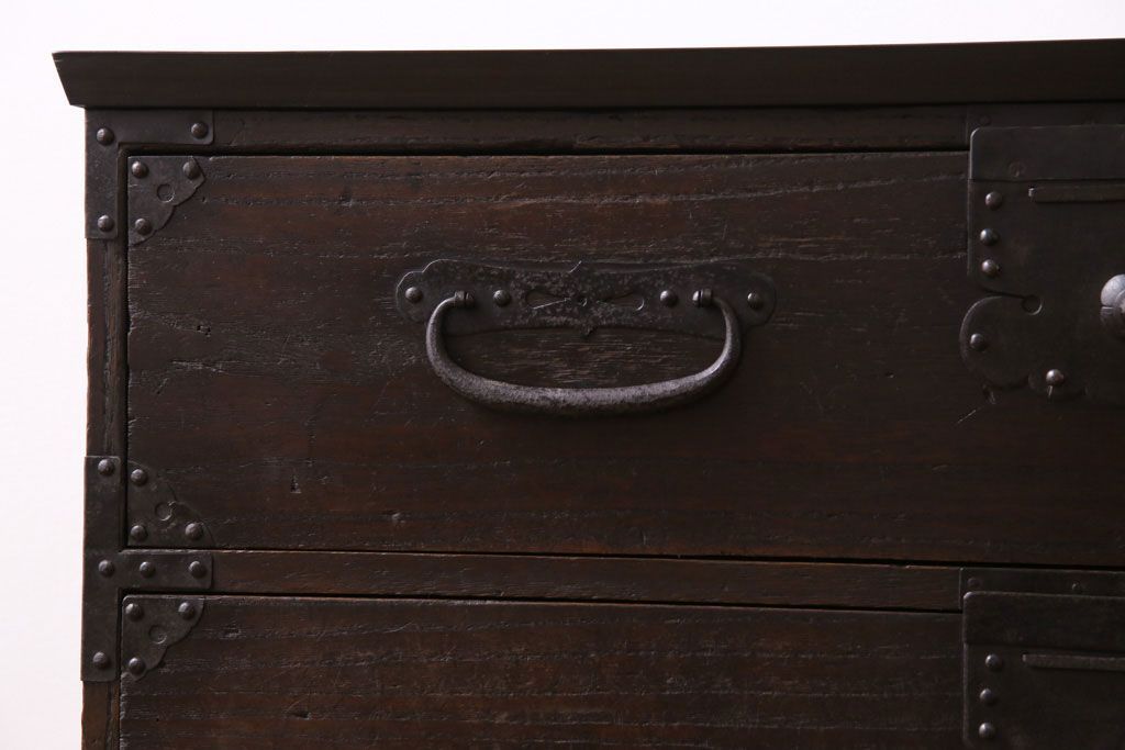 アンティーク家具　和製アンティーク　脚付　味わいのある風合いのタンスローチェスト(リビングボード、テレビボード)