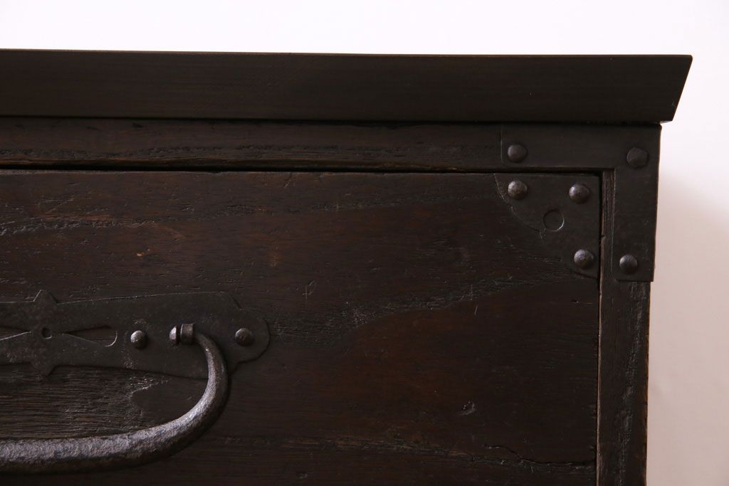 アンティーク家具　和製アンティーク　脚付　味わいのある風合いのタンスローチェスト(リビングボード、テレビボード)