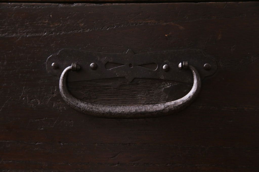 アンティーク家具　和製アンティーク　脚付　味わいのある風合いのタンスローチェスト(リビングボード、テレビボード)