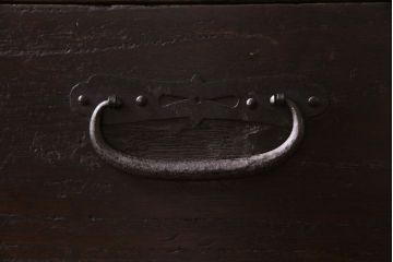 アンティーク家具　和製アンティーク　脚付　味わいのある風合いのタンスローチェスト(リビングボード、テレビボード)