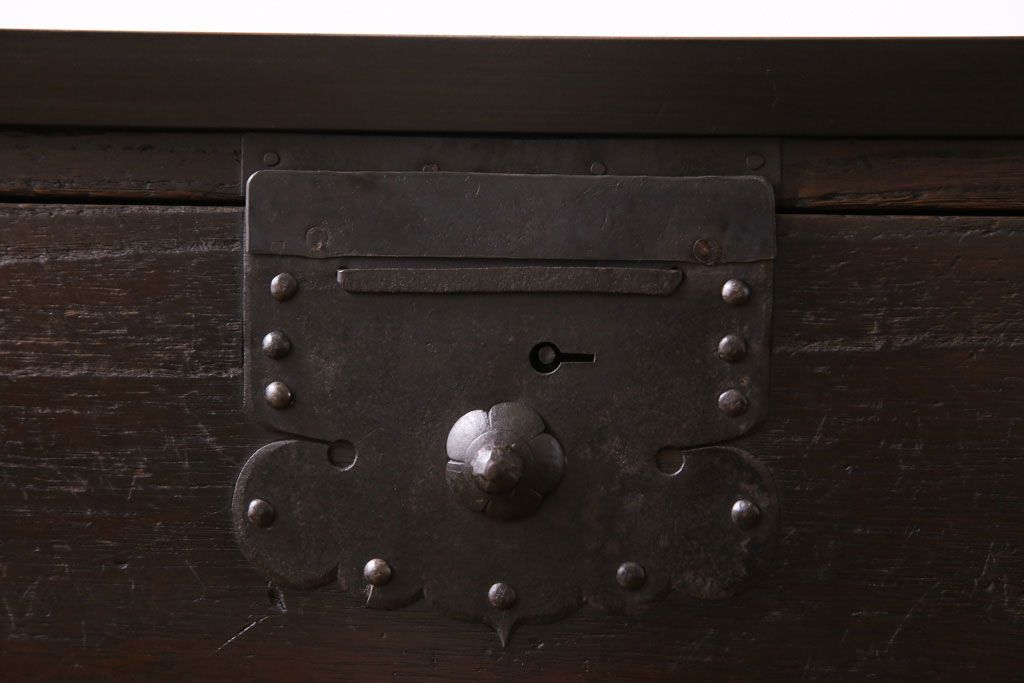 アンティーク家具　和製アンティーク　脚付　味わいのある風合いのタンスローチェスト(リビングボード、テレビボード)