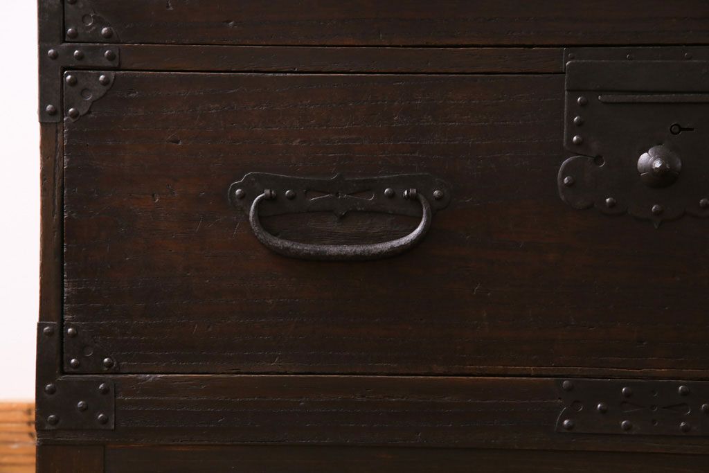 アンティーク家具　和製アンティーク　脚付　味わいのある風合いのタンスローチェスト(リビングボード、テレビボード)