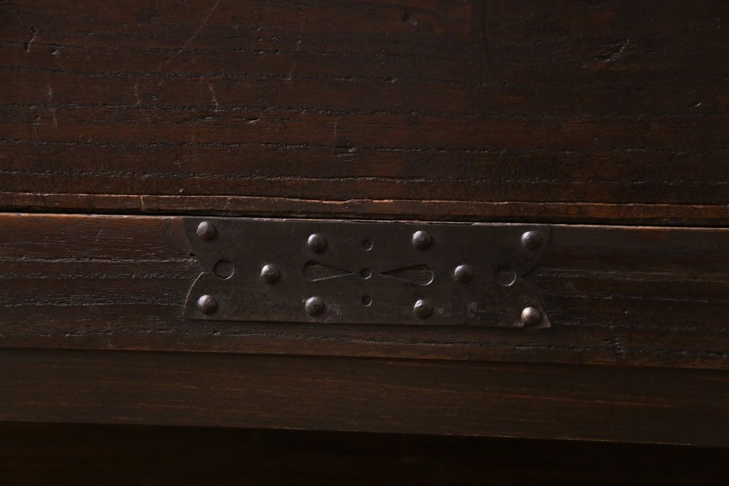 アンティーク家具　和製アンティーク　脚付　味わいのある風合いのタンスローチェスト(リビングボード、テレビボード)