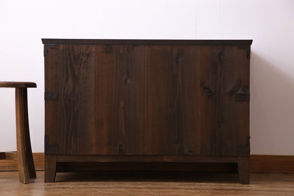 アンティーク家具　和製アンティーク　脚付　味わいのある風合いのタンスローチェスト(リビングボード、テレビボード)