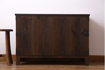 アンティーク家具　和製アンティーク　脚付　味わいのある風合いのタンスローチェスト(リビングボード、テレビボード)