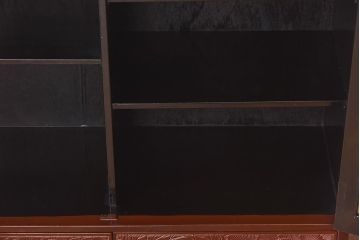 中古　前面の花模様が美しい鎌倉彫の茶棚(戸棚、茶箪笥、収納棚)