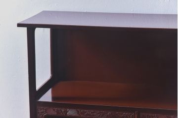 中古　前面の花模様が美しい鎌倉彫の茶棚(戸棚、茶箪笥、収納棚)