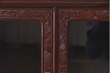 中古　前面の花模様が美しい鎌倉彫の茶棚(戸棚、茶箪笥、収納棚)