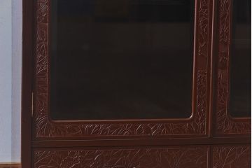 中古　前面の花模様が美しい鎌倉彫の茶棚(戸棚、茶箪笥、収納棚)