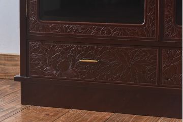 中古　前面の花模様が美しい鎌倉彫の茶棚(戸棚、茶箪笥、収納棚)