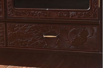 中古　前面の花模様が美しい鎌倉彫の茶棚(戸棚、茶箪笥、収納棚)