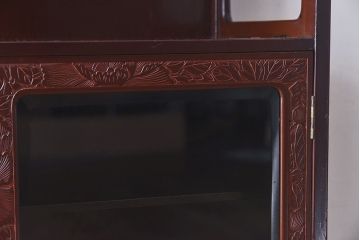 中古　前面の花模様が美しい鎌倉彫の茶棚(戸棚、茶箪笥、収納棚)