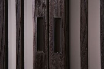 和製アンティーク　特注品　和モダンな雰囲気漂う総栗材の格子戸(ガラス戸、引き戸)2枚セット