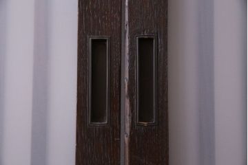 和製アンティーク　特注品　和モダンな雰囲気漂う総栗材の格子戸(ガラス戸、引き戸)2枚セット