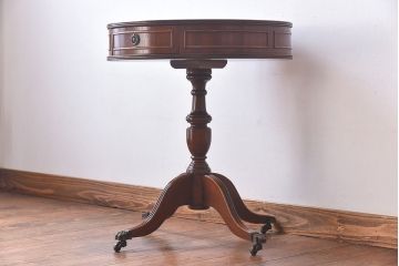 西洋家具　キャスター付き　クラシカルなサイドテーブル(ランプテーブル)